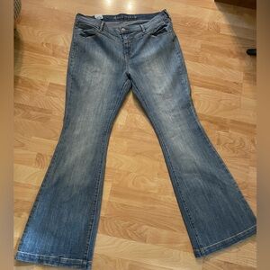 Old Navy woman’s regular fit flare bottom jeans size 16